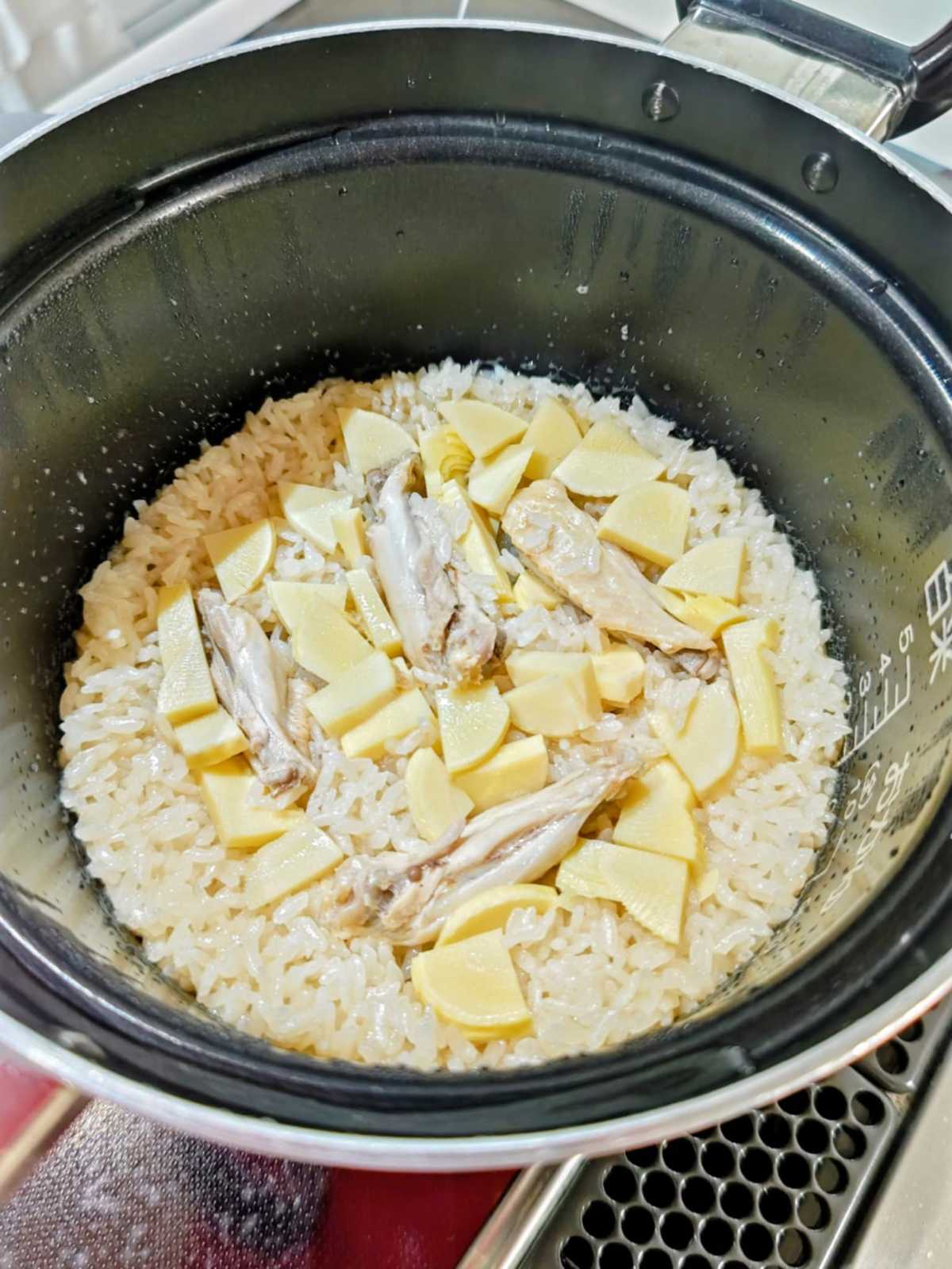 「たけのこと鶏肉のご飯」の炊き上がり
