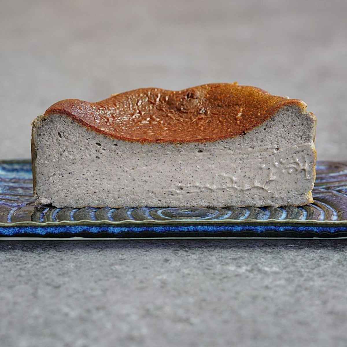 “濃厚黒胡麻”のバスク風チーズケーキ