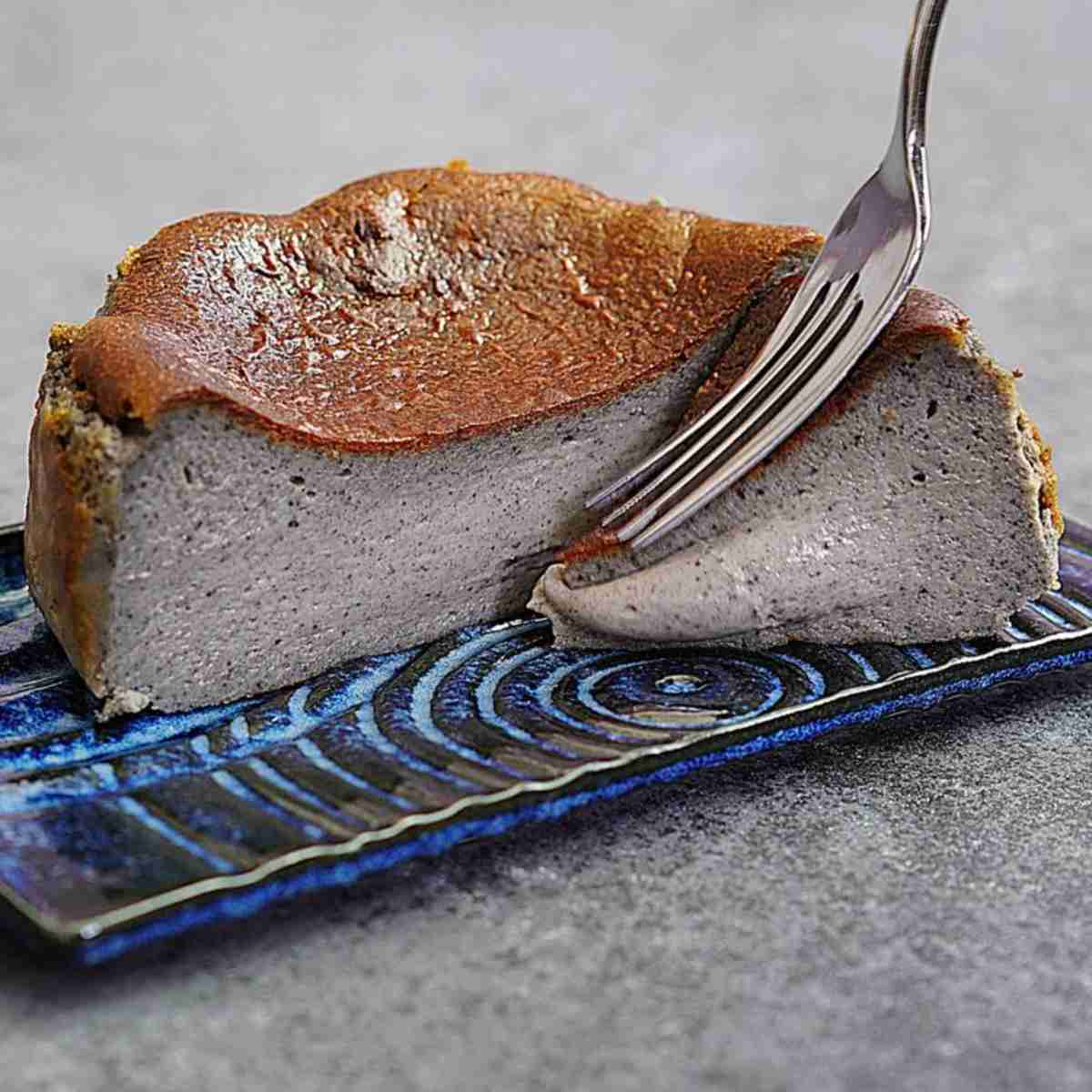 “濃厚黒胡麻”のバスク風チーズケーキの断面