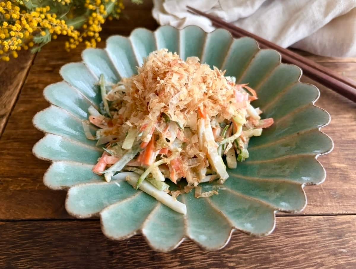 切って和えるだけ！簡単でおいしい「かまぼこと彩り野菜のサラダ」