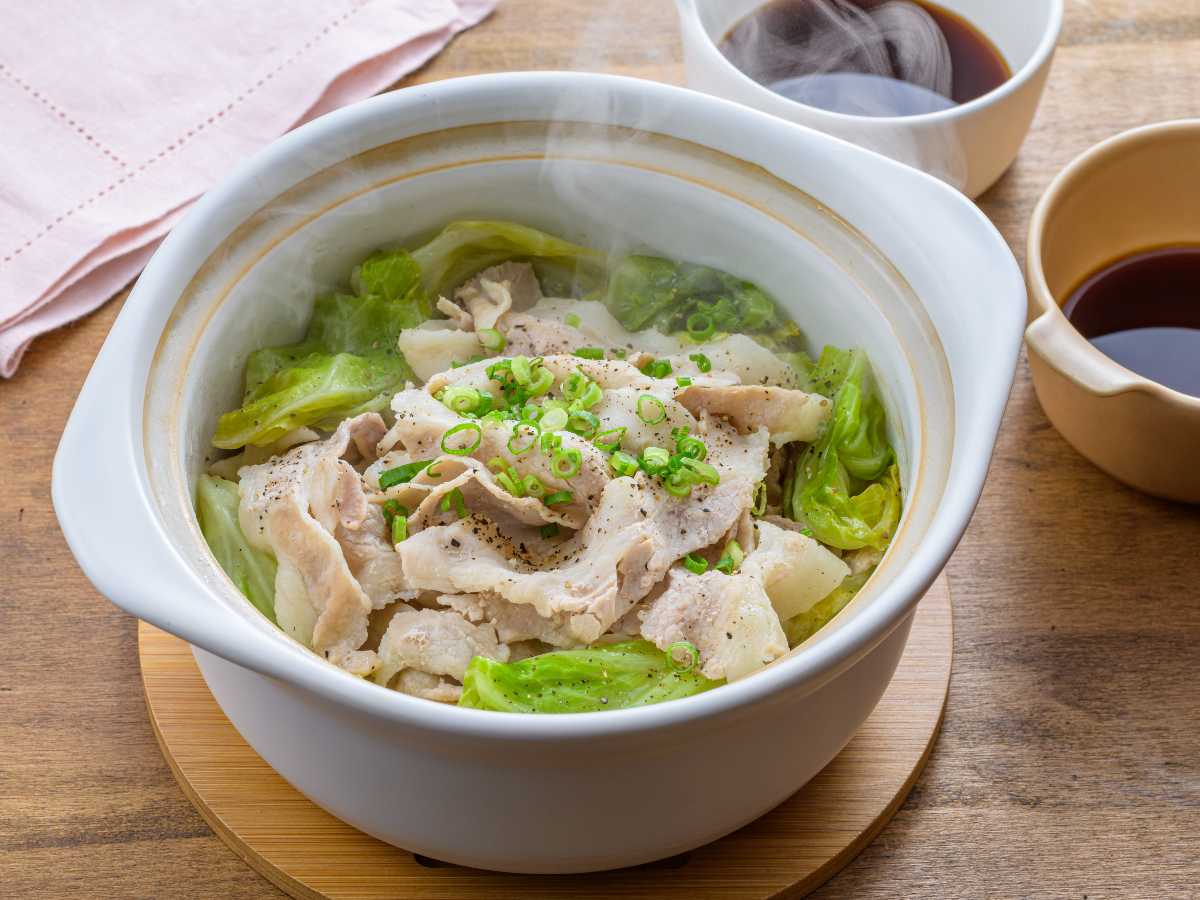 「キャベツと豚バラ」だけで作れる！SNSで大人気の無水鍋