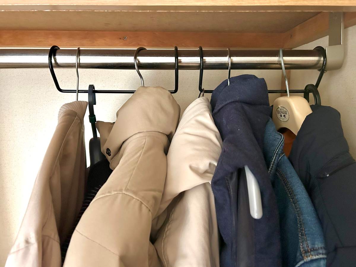 クローゼットの収納力が倍増！セリア「ハンガーバー」が優秀すぎた
