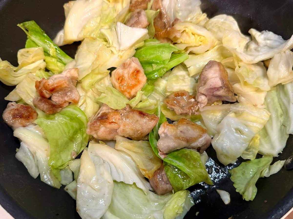 キャベツを加えてさっと炒める