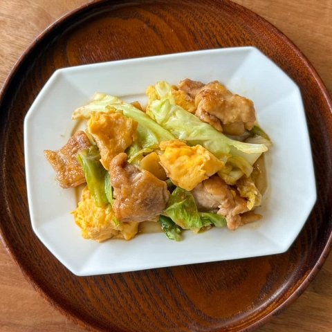 子どもから“また食べたい”と好評！ご飯がすすむ「春キャベツと鶏のてりたま焼き」