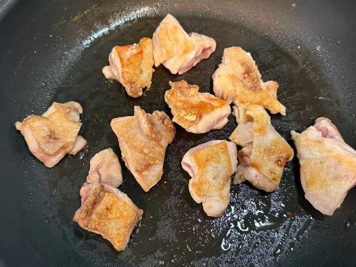 鶏もも肉にしっかりと焼き色を付ける