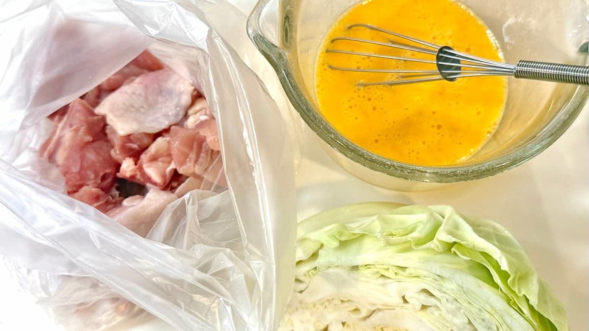 材料:鶏もも肉、溶き卵、春キャベツ