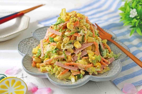 やみつき注意！春キャベツのせん切りが主役の「シーザーサラダ風コールスロー」