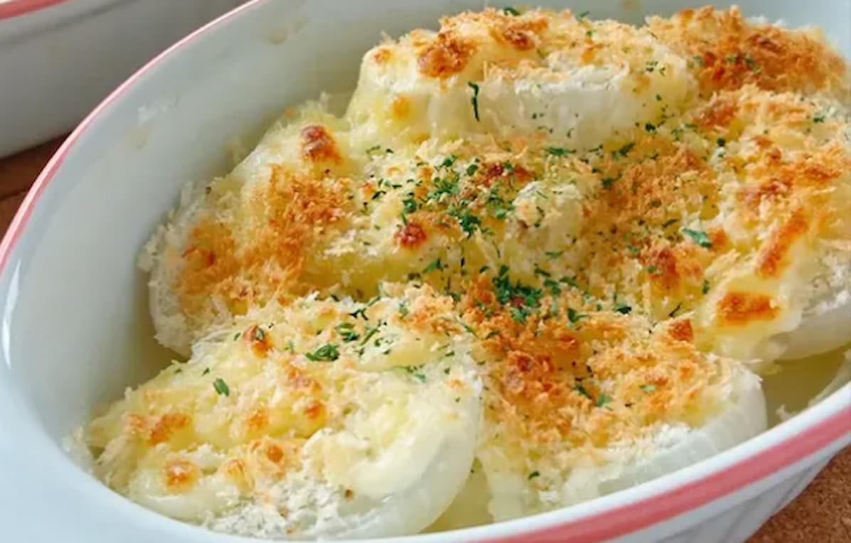 とろ甘がたまらない♪旬を楽しむ「新玉ねぎのチーズ焼き」