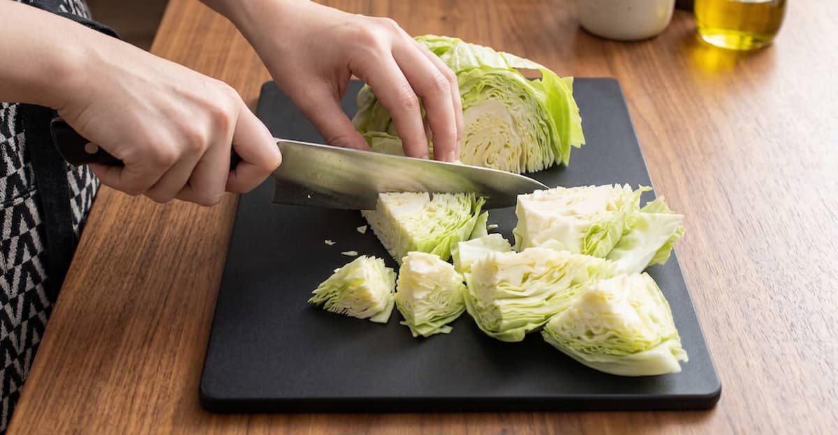 使いやすい大きさにざく切りにする