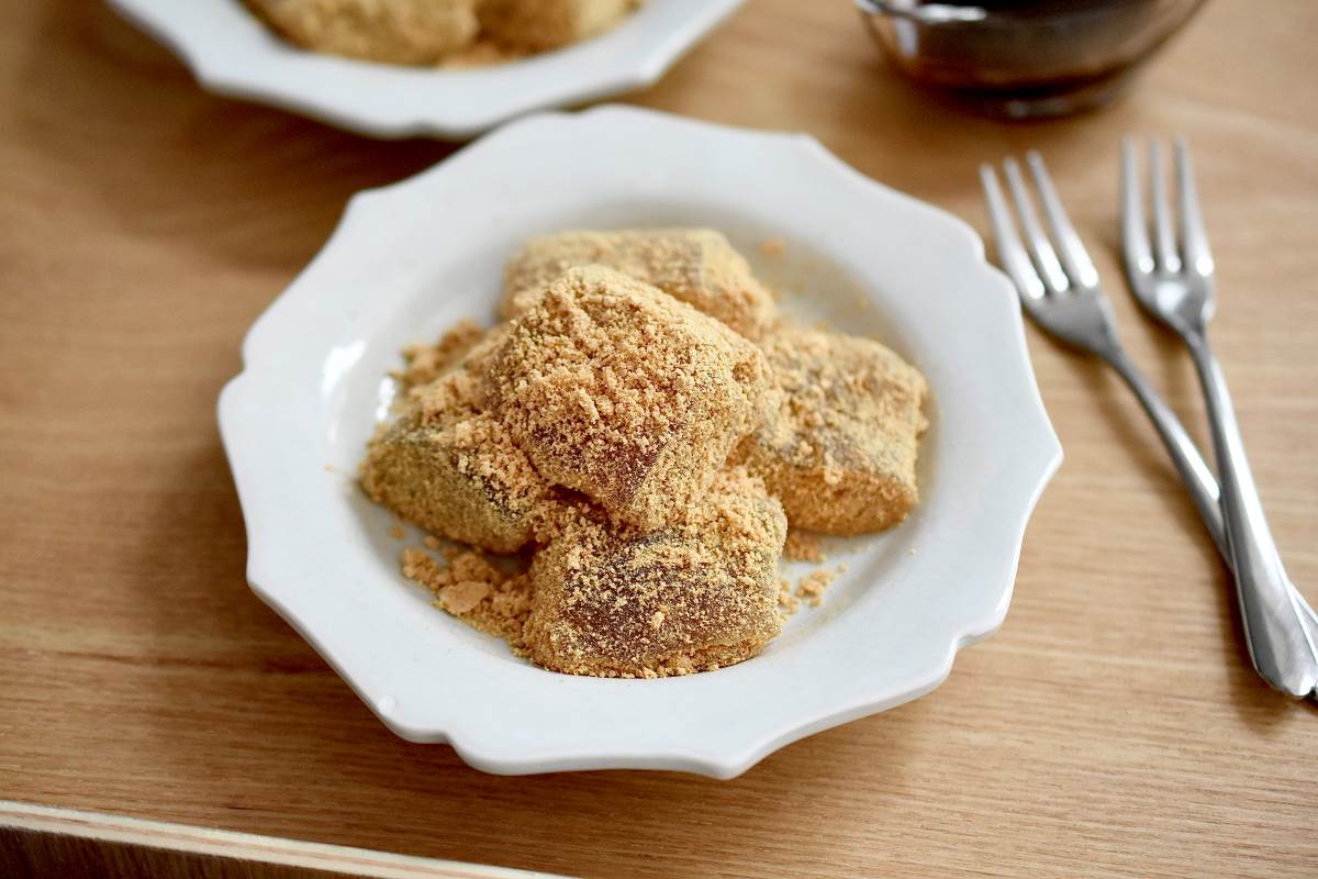 片栗粉でこんなにおいしい！とろける「ほうじ茶わらび餅」の作り方