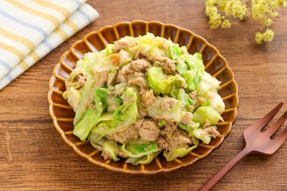 レンジで簡単♪「春キャベツとツナのごまマヨ和え」がやみつきのおいしさ！