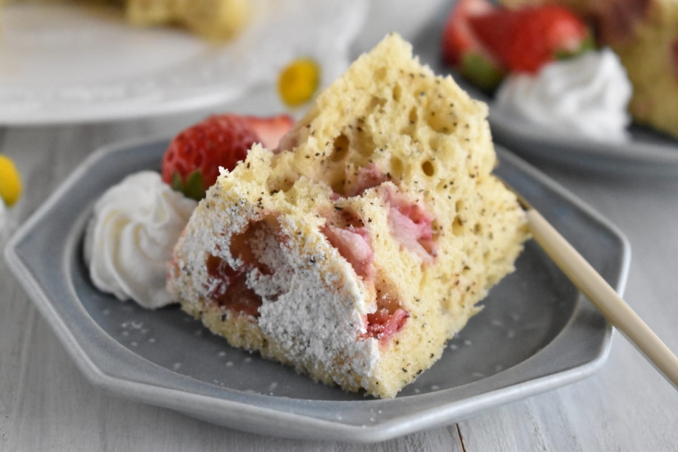 レンジ5分で完成！ホットケーキミックスで作る「ふわふわいちごの紅茶シフォンケーキ」