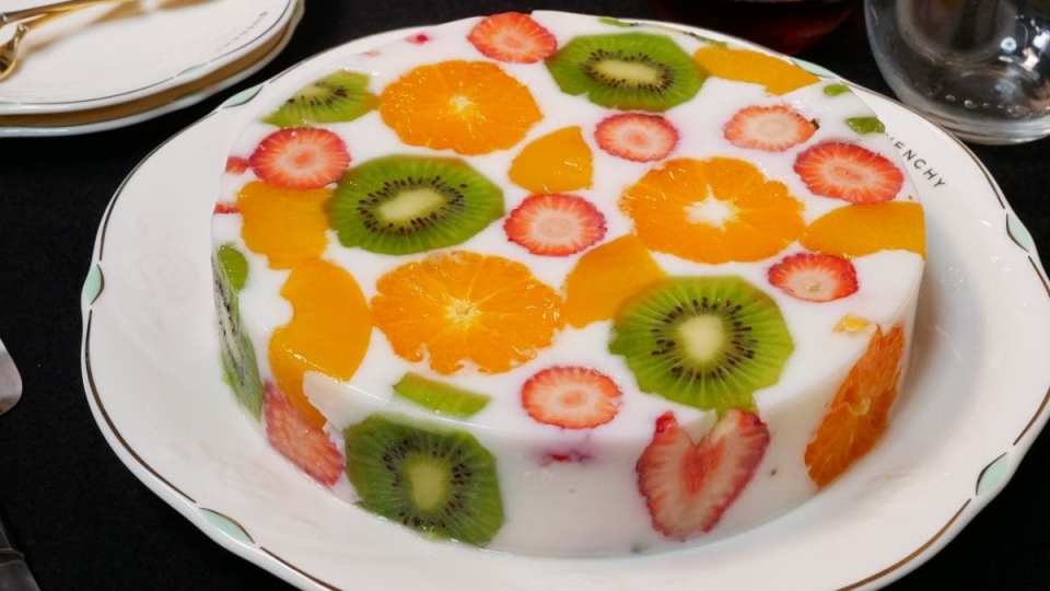 並べて固めるだけ！失敗しない「フルーツ牛乳寒天」の作り方