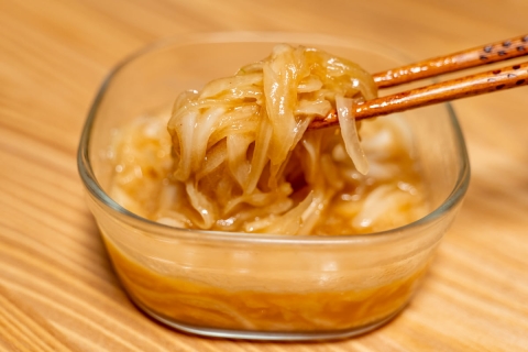 作業時間たった3分！ポリ袋で漬けるだけの「新玉ねぎの旨塩ポン漬け」がおいしすぎる