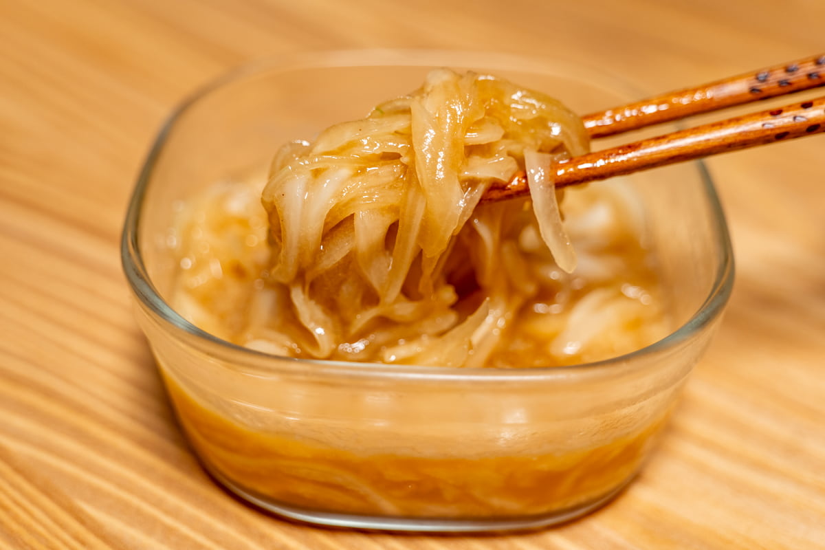 作業時間たった3分！ポリ袋で漬けるだけの「新玉ねぎの旨塩ポン漬け」がおいしすぎる