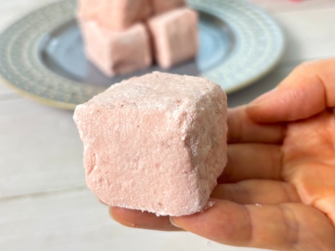 材料4つで簡単♪「ふわシュワいちごマシュマロ」の作り方