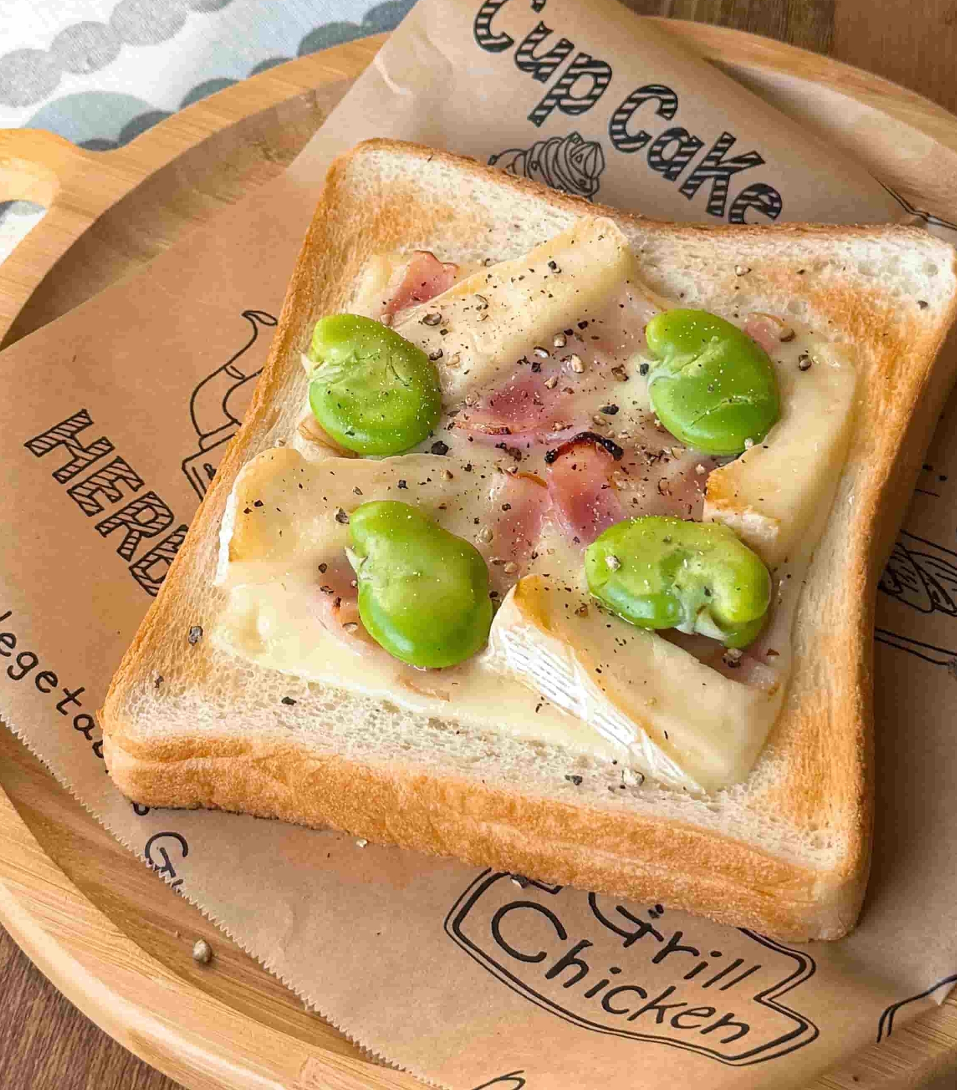 そら豆とベーコンのダブルチーズトースト
