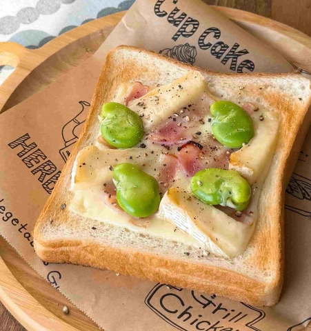 食べだすと止まらない♪「そら豆とベーコンのダブルチーズトースト」の作り方