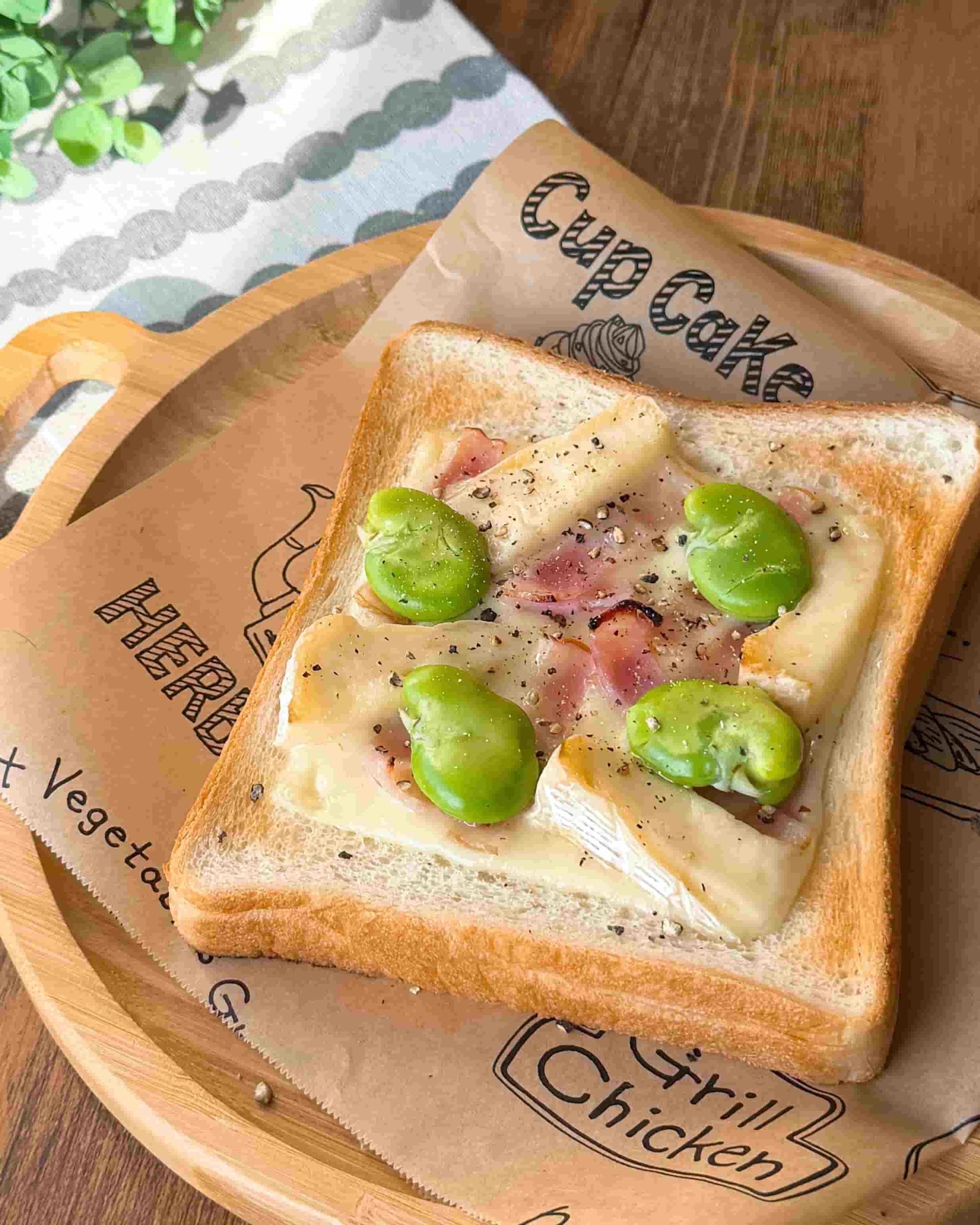 そら豆とベーコンのダブルチーズトースト