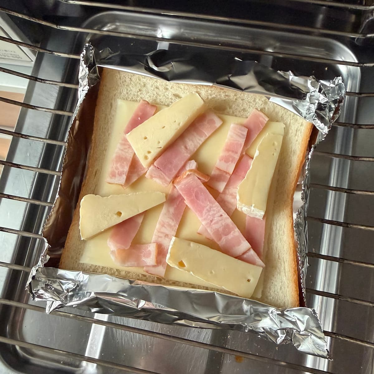 そら豆とベーコンのダブルチーズトースト