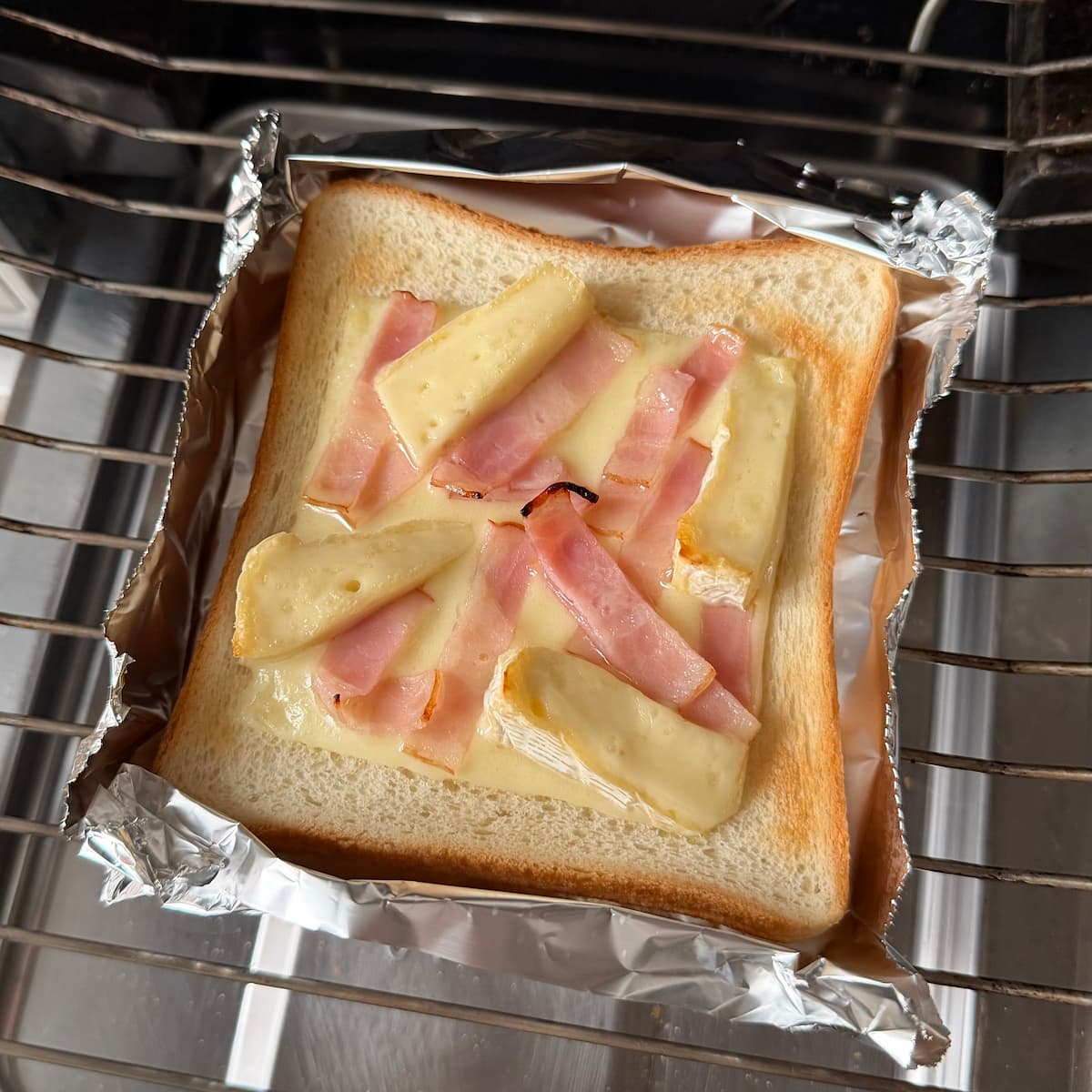 そら豆とベーコンのダブルチーズトースト