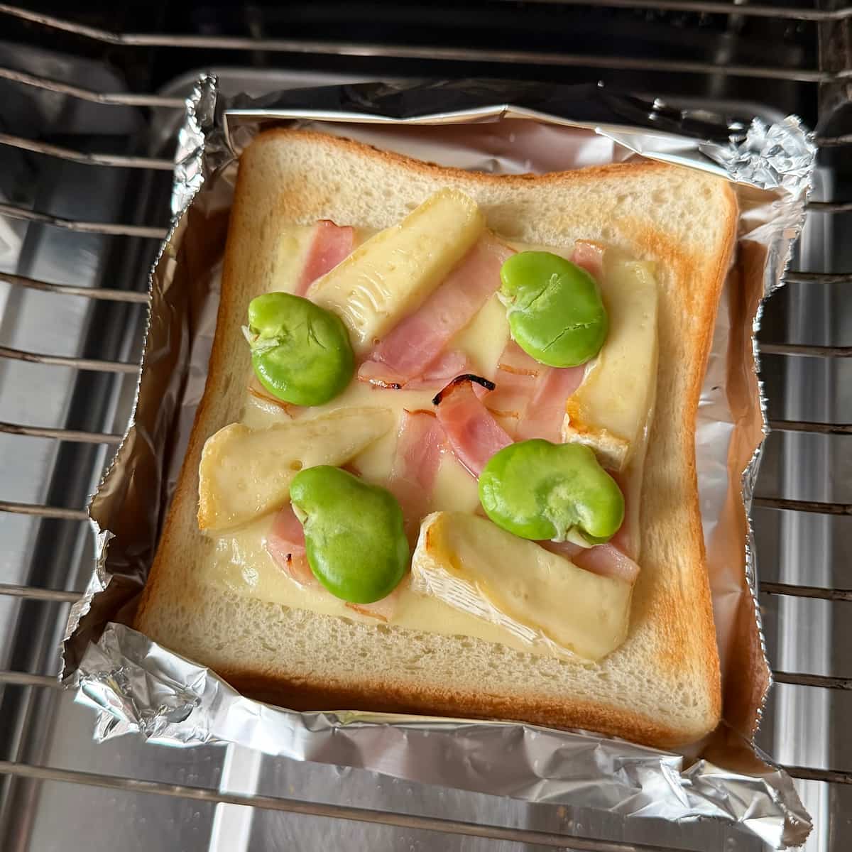 そら豆とベーコンのダブルチーズトースト