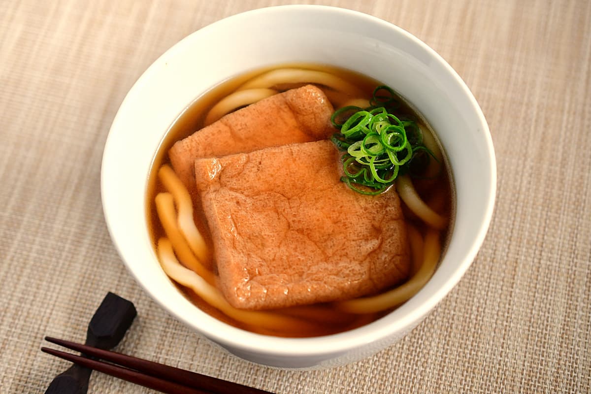油揚げの甘辛煮を使ったきつねうどん