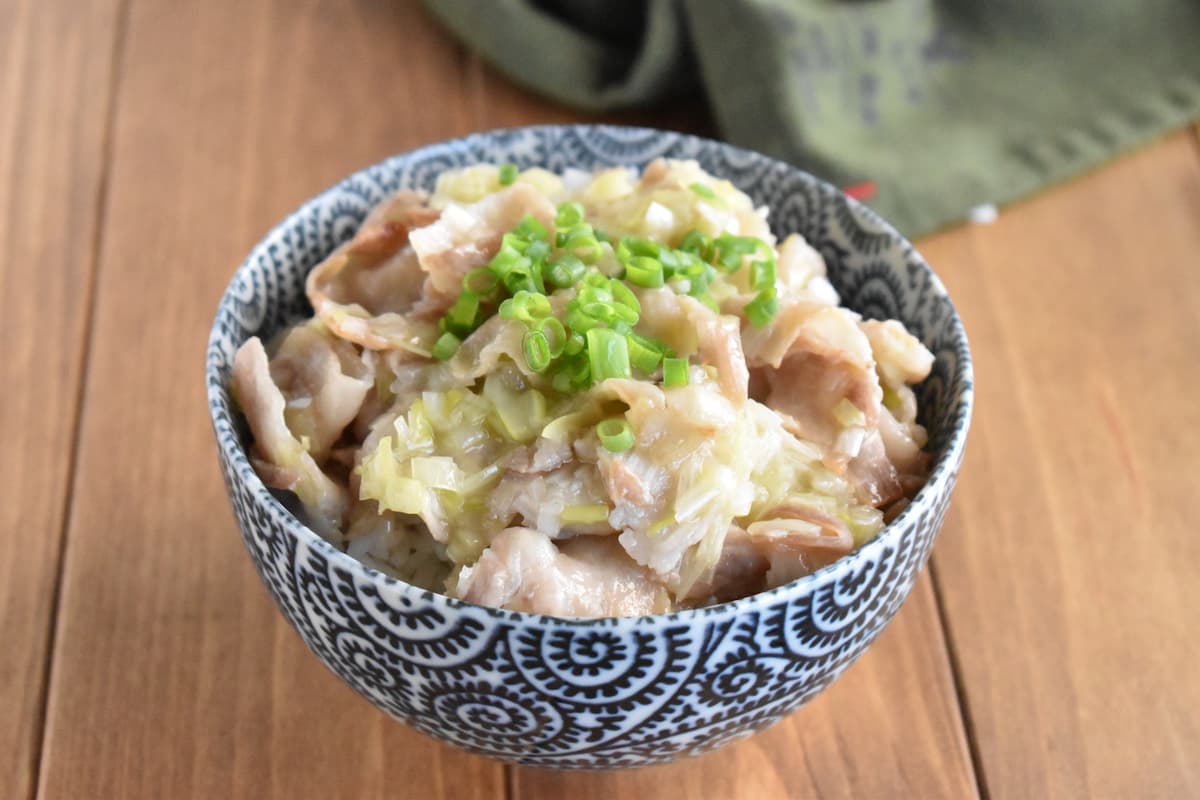 柚子胡椒風味のネギ塩豚丼