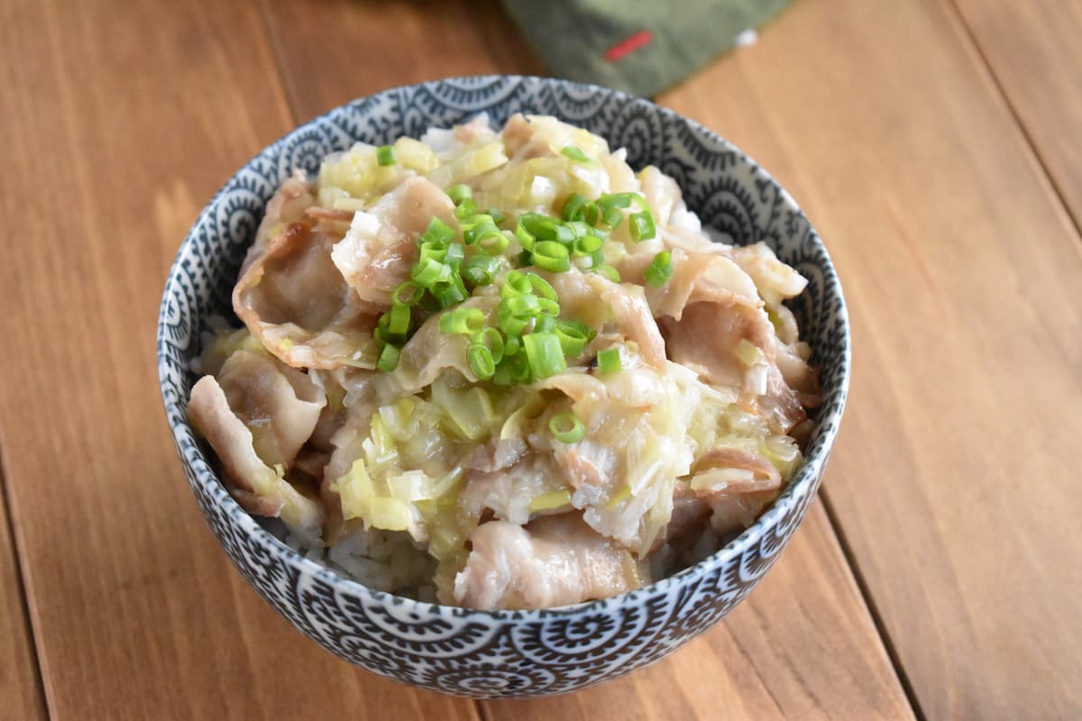 10分で完成！ピリッとさわやか「柚子こしょう風味のねぎ塩豚丼」