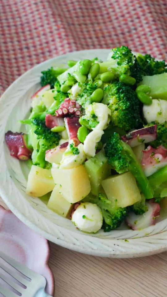 【指定野菜入りで話題】1株が秒で消える？家族で奪い合うブロッコリーの「神レシピ3選」