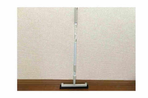 SNSで大人気！セリア「フロアラバーほうき」が家じゅうの掃除に大活躍