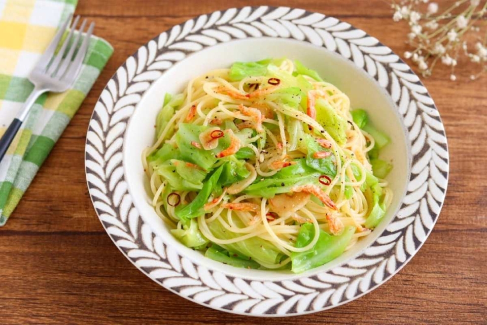 白だしで旨みアップ♪「春キャベツと桜えびのペペロンチーノ」