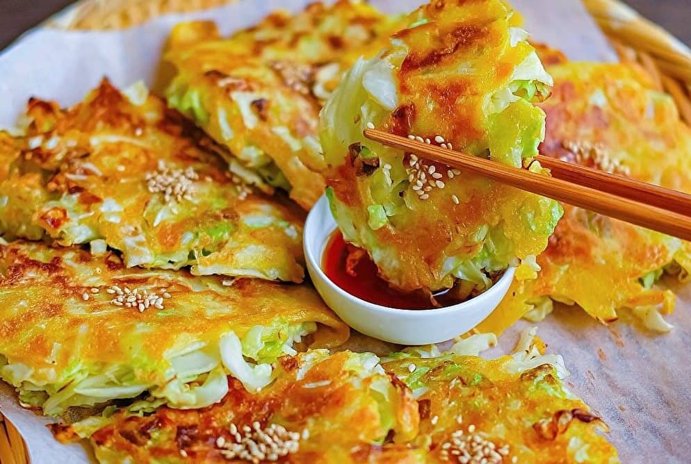 混ぜて焼くだけ！「キャベツ×卵」の簡単ボリュームおかず