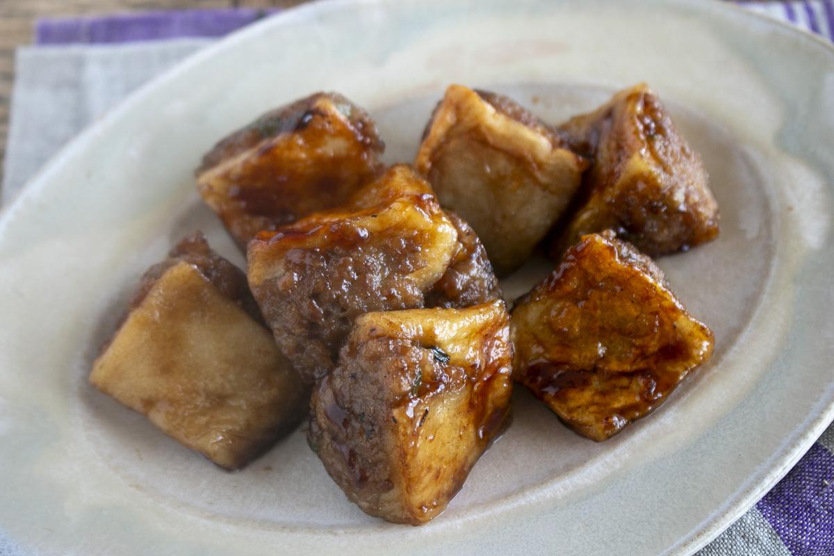 節約食材がごちそうに化ける！「コロコロはんぺんの肉詰め照り焼き」