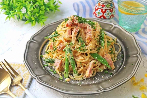 料理初心者さんにおすすめ！ワンパンで作れる「春野菜とベーコンの濃厚カルボナーラ」