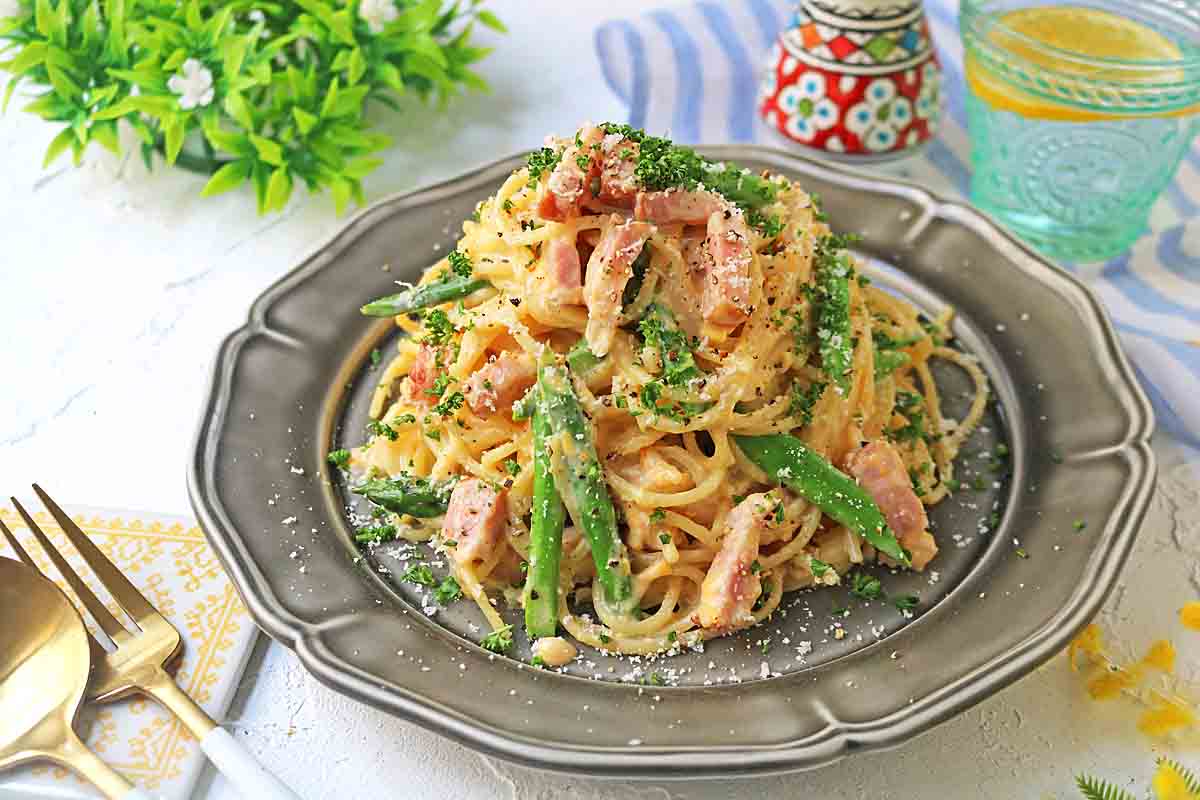 料理初心者さんにおすすめ！ワンパンで作れる「春野菜とベーコンの濃厚カルボナーラ」