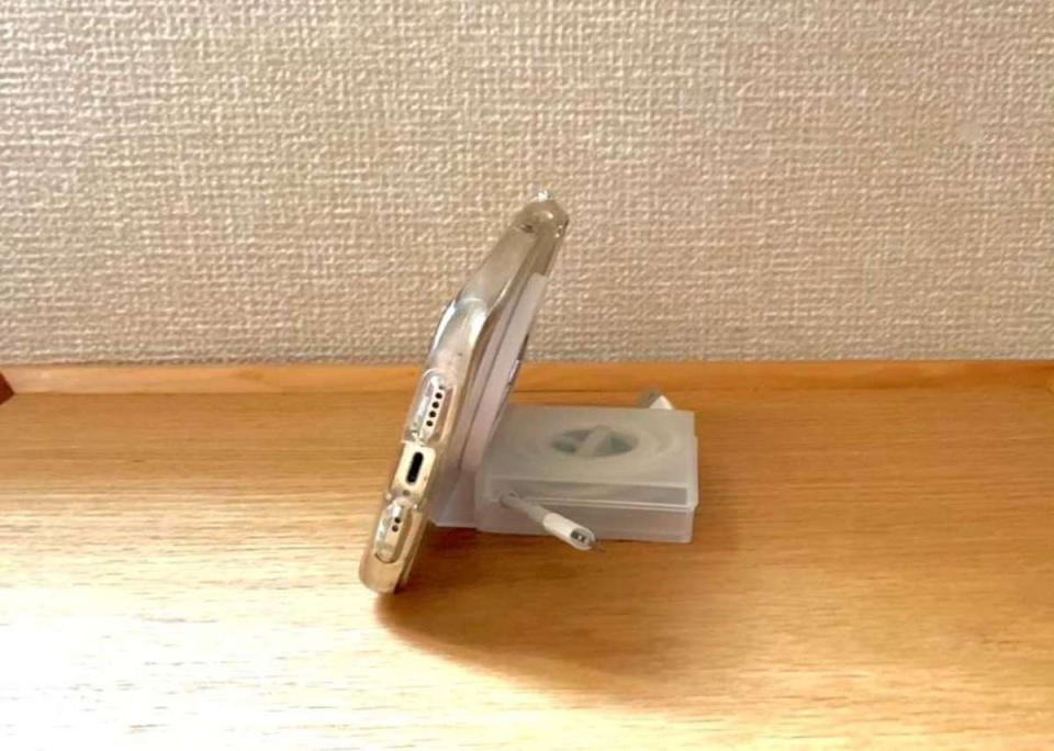 スマホスタンドにもなる♪無印良品「ケーブル収納」が優秀！