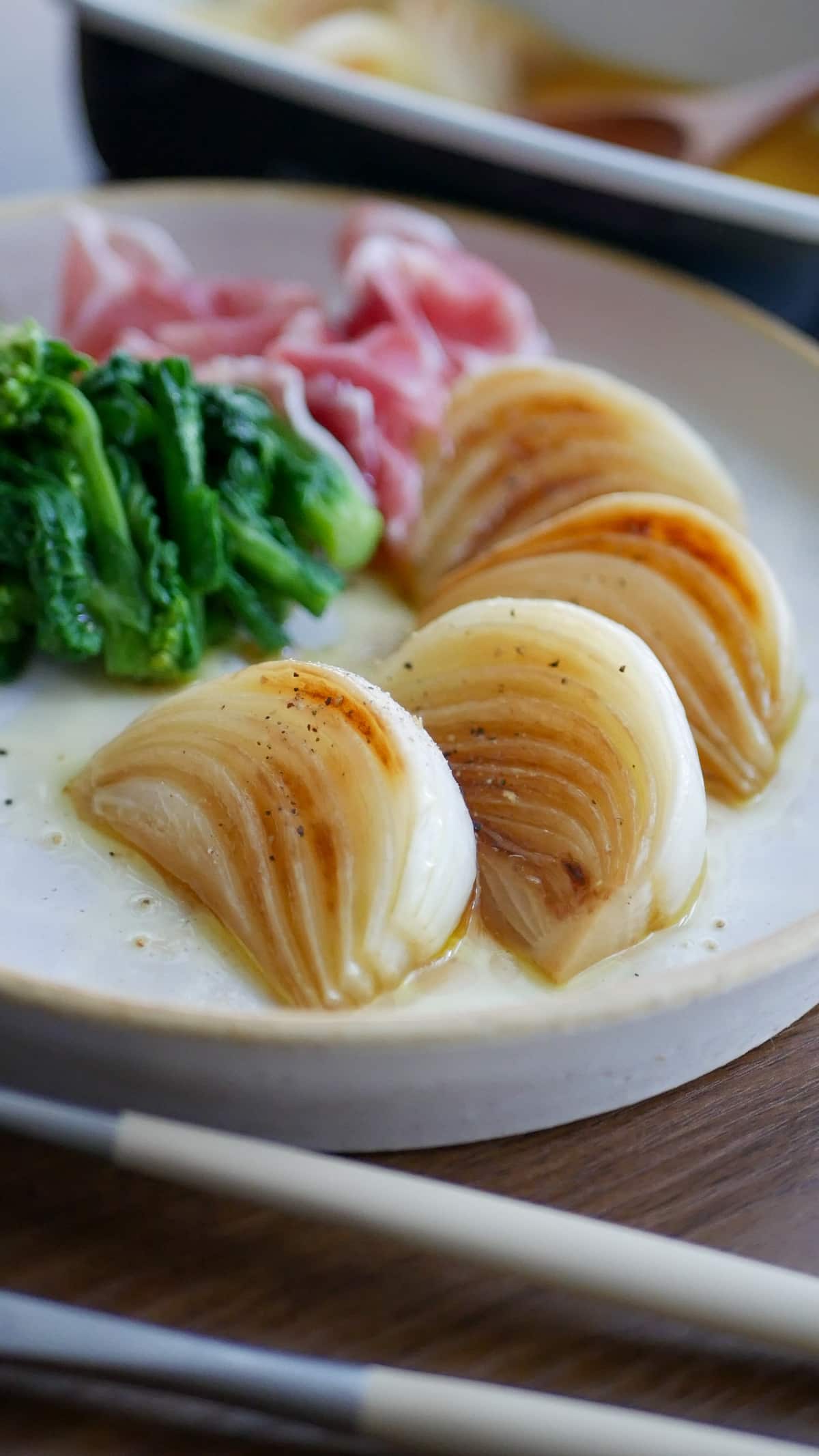 焼いて漬けるだけ！旬を彩る「新玉ねぎの白だしオリーブオイル漬け」