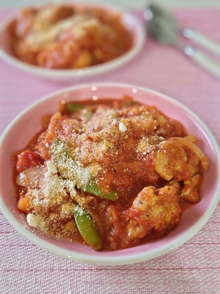 フレッシュトマトで絶品！「鶏もも肉とスナップエンドウのトマト煮込み」