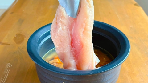 【切らなくていい】鶏むね肉をドボンとつけるだけ！簡単でウマい食べ方