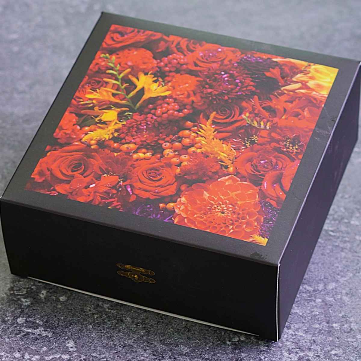 “濃厚黒胡麻”のバスク風チーズケーキの母の日パッケージ