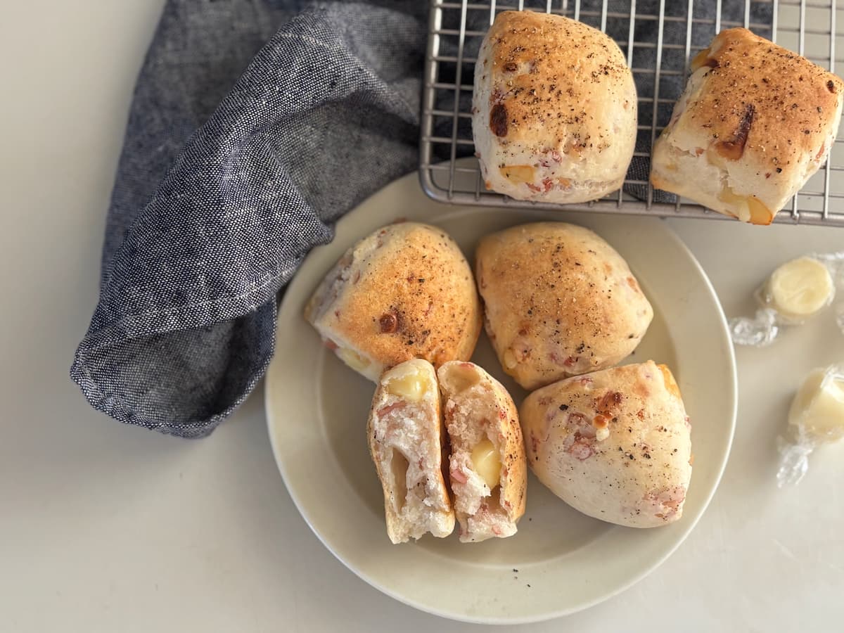 ポリ袋とトースターで簡単！切りっぱなしでOKの「ベーコンチーズの米粉パン」