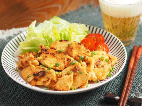 「漬ける」だけでしっとりやわらか！「鶏むね肉のみそマヨ焼き」