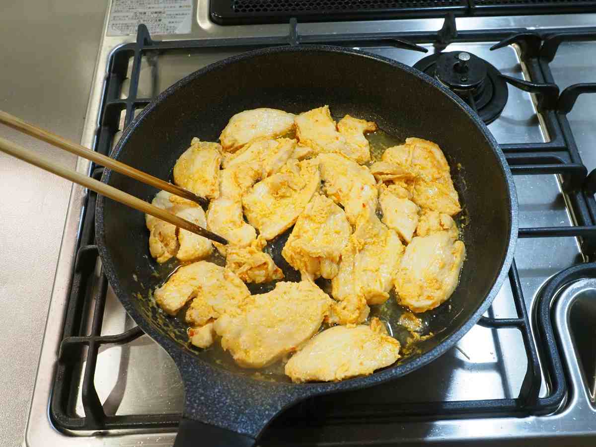 鶏むね肉のピリ辛マヨ味噌漬け焼き