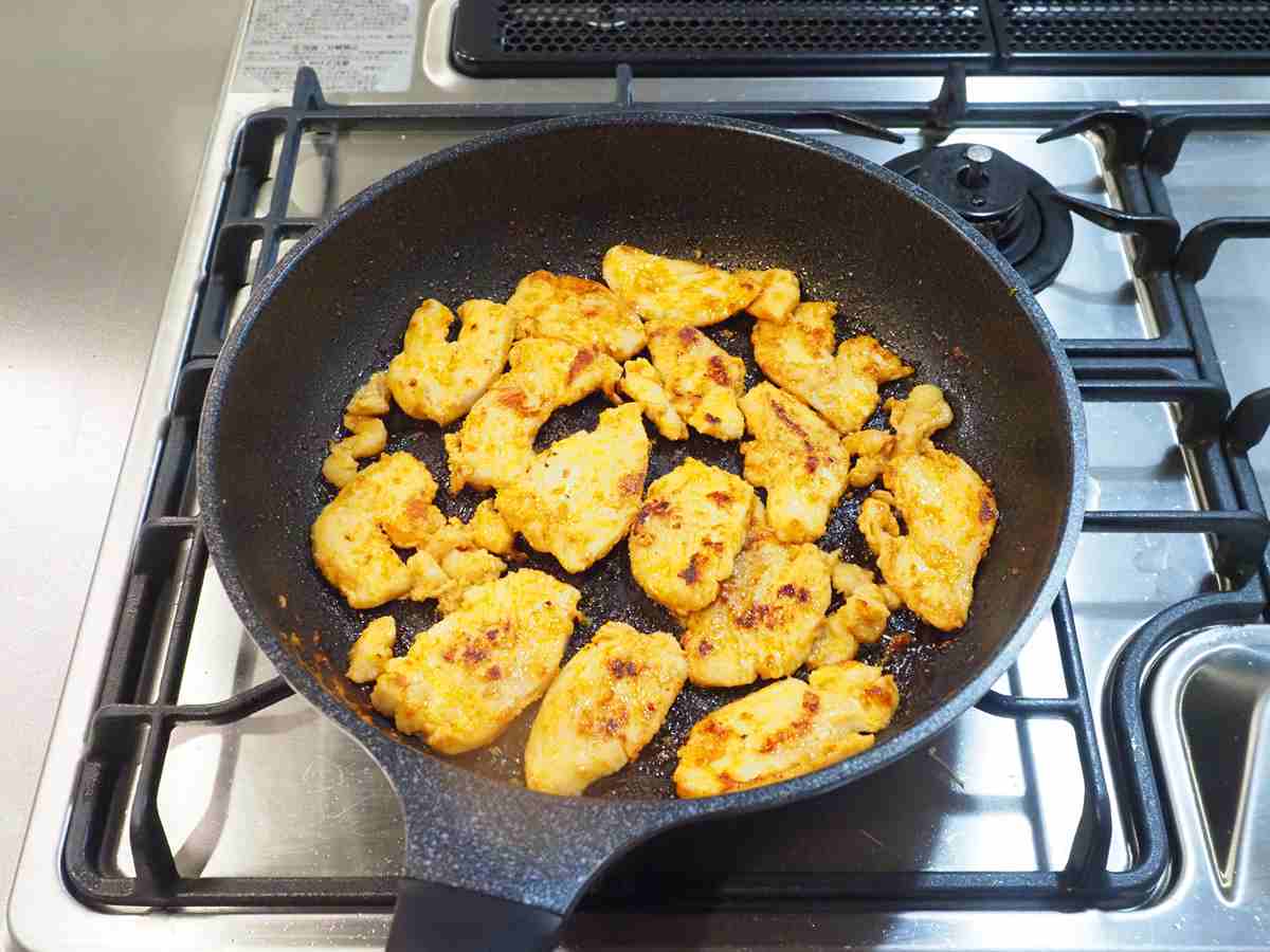 鶏むね肉のピリ辛マヨ味噌漬け焼き