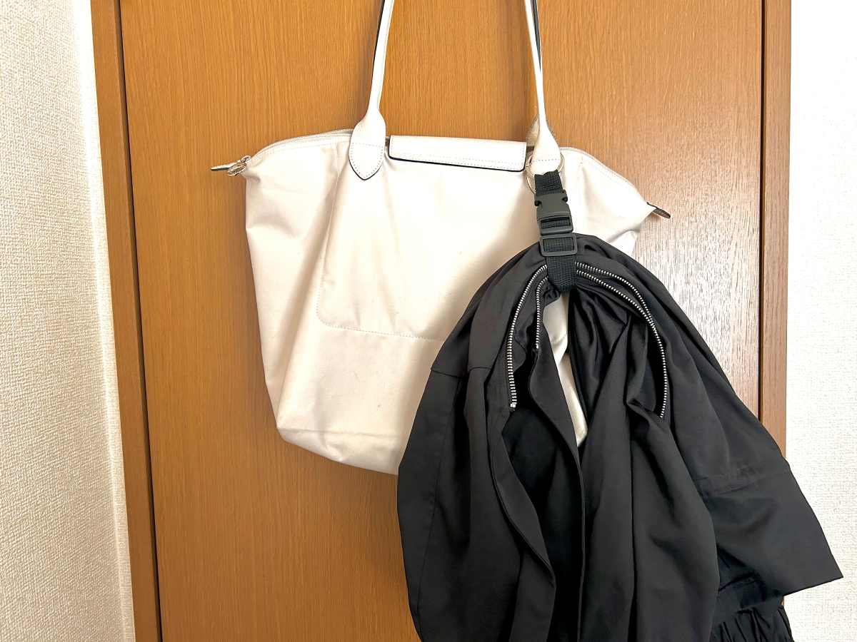 バッグに付けるだけ！セリア「ジャケットホルダー」があれば外出時に手ぶらで快適