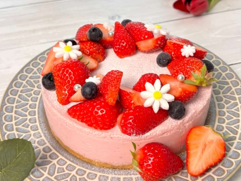 混ぜて冷やすだけ！たった10分で作れる「いちごのレアチーズ」