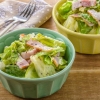 レンチンで簡単！「春キャベツとベーコンの無限ペッパーサラダ」に箸が止まらない