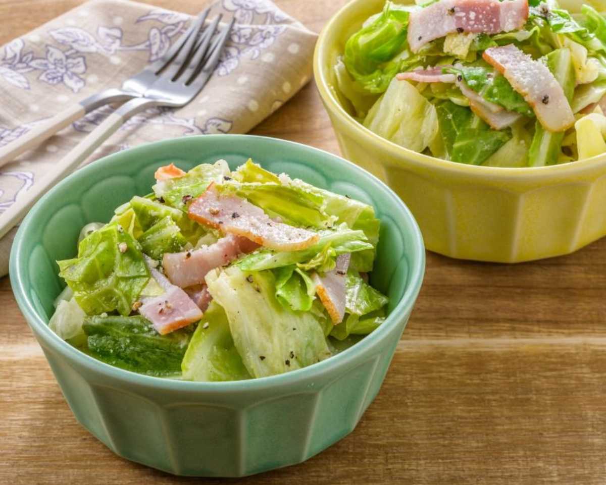 レンチンで簡単！「春キャベツとベーコンの無限ペッパーサラダ」に箸が止まらない