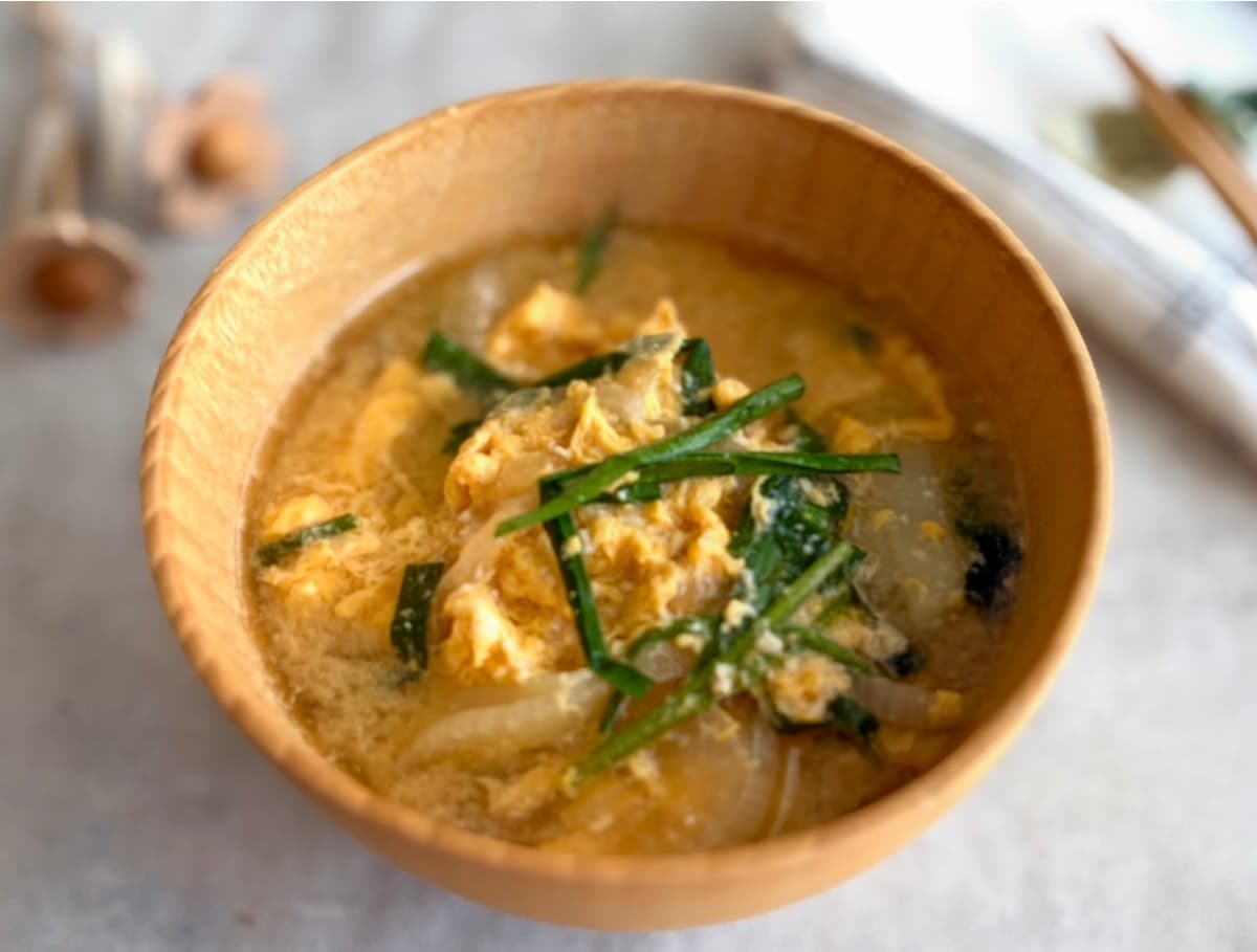 ふんわり卵が決め手！「かき玉と春野菜のみそ汁」レシピ